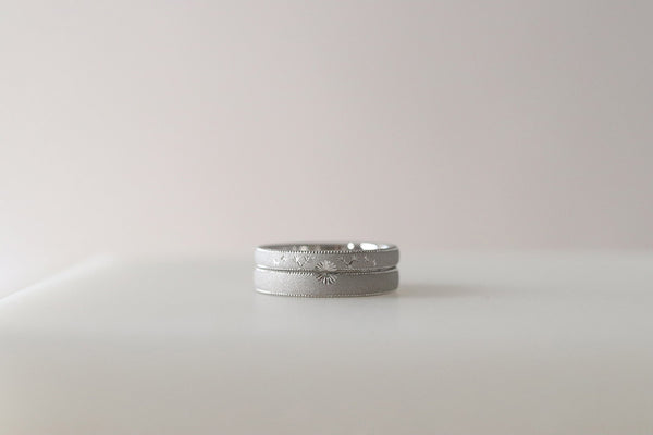 ガーベラのペア彫りの指輪