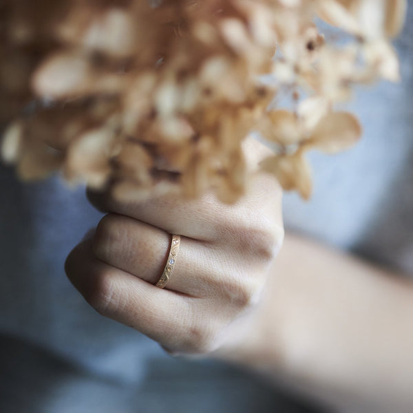 花の彫刻を纏う、和彫の指輪 – KARAFURU